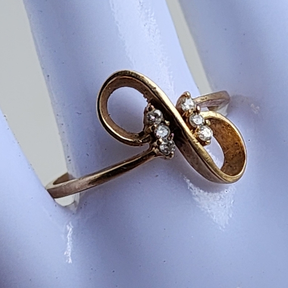 Vtg Infinity Swirl 14K Yellow Gold Ring 2.28 Grams Diamond Stones Size 8.5